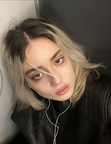 Guzelija model naked image