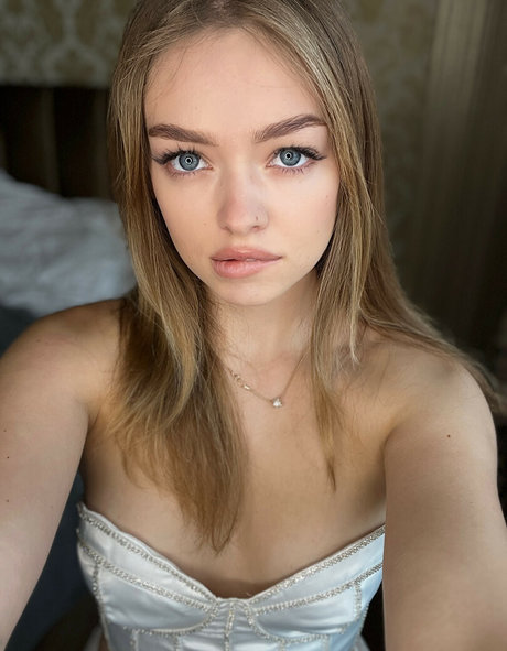 Teen Mia art model img