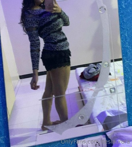 Desiaurora naked model img