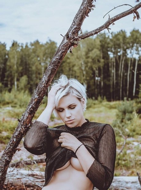 pure dee model hot picture