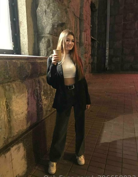 ellie noir model beautiful img