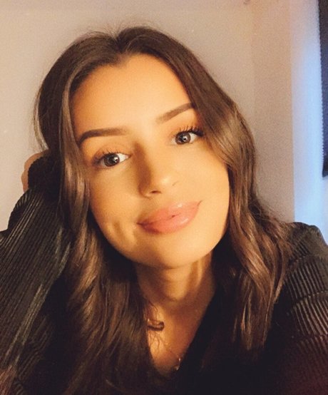 NoraExplorer beautiful model pic