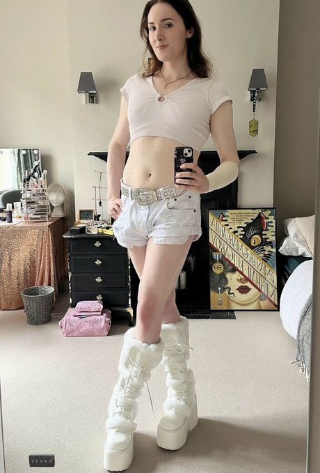 Abigail Thorn star pretty img