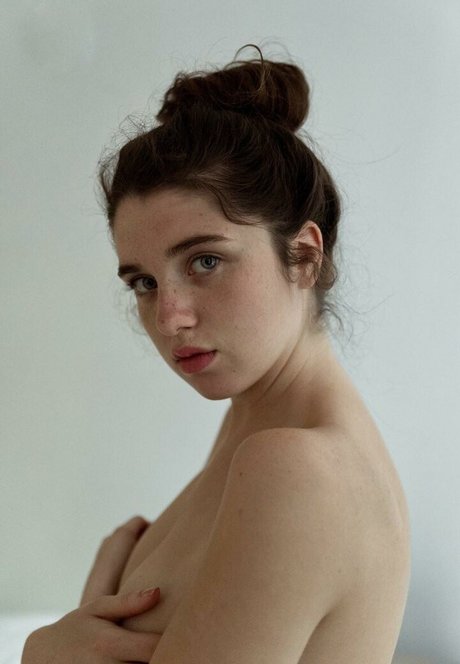 Alice Venters model beautiful img