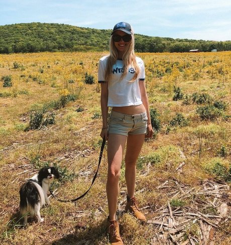 Zandi Holup sexy model pictures