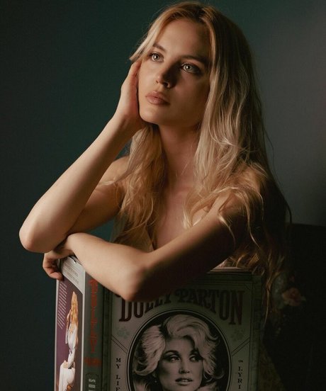 Zandi Holup pornstar art images