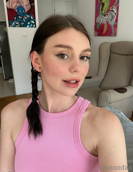 emyraine nice model image