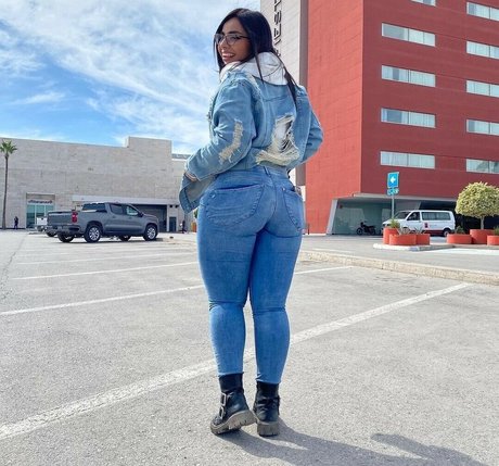 Thaily Delgado sexy model images