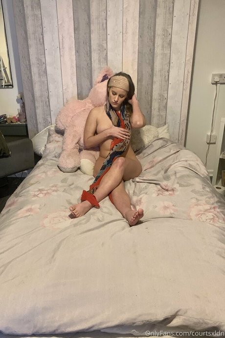 courtsxldn sexy model picture