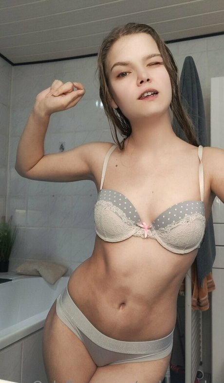 owlography model naked picture