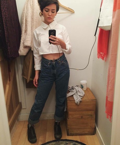 Alex Luciano sexy actress img