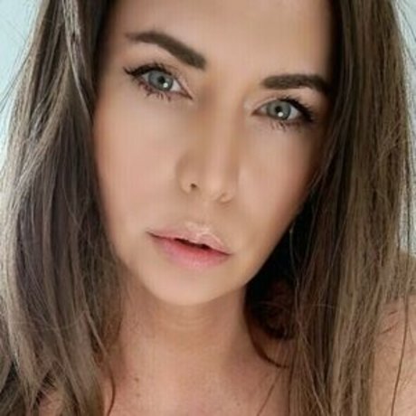 TheFoxySwede star sexy pics