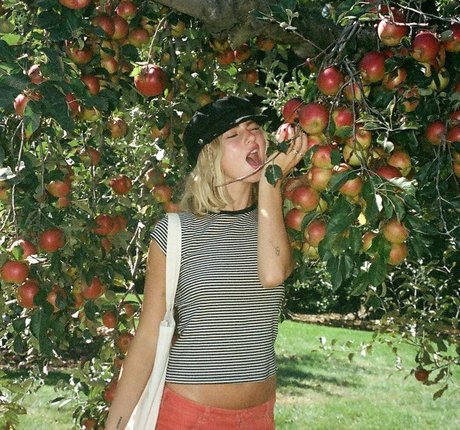 Claire Rosinkranz nice actress img