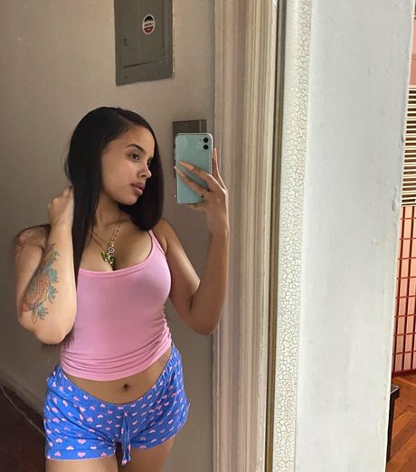 Madwavyy pornographic model image