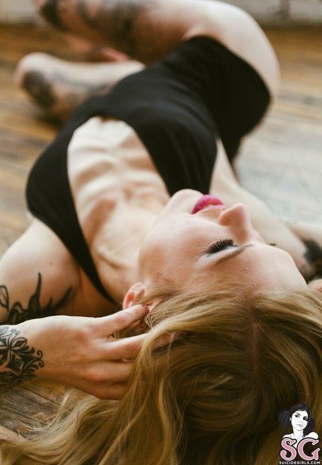 Auric nudes star image