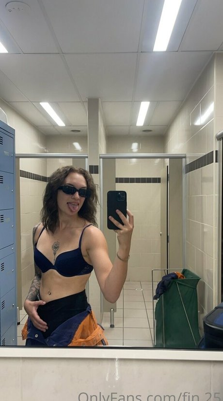 Fin 25 model sexy img