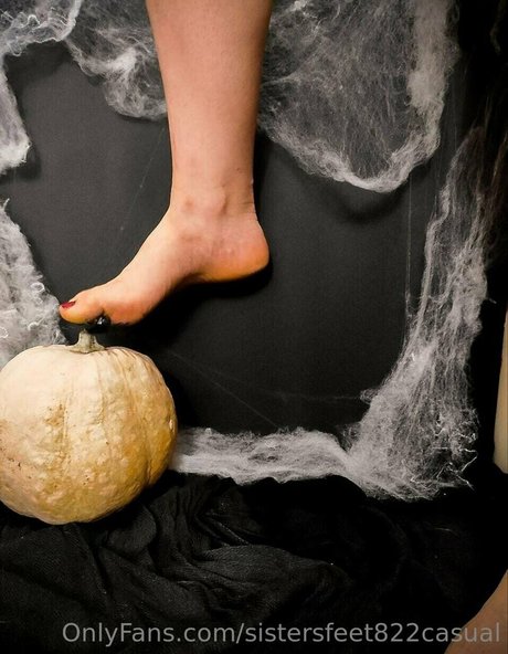 sistersfeet822casual adult model image