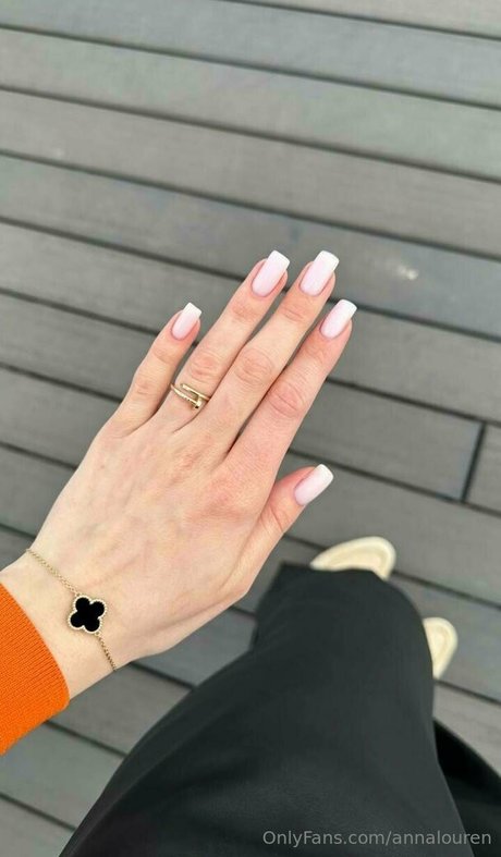 lolalouren naked model photos