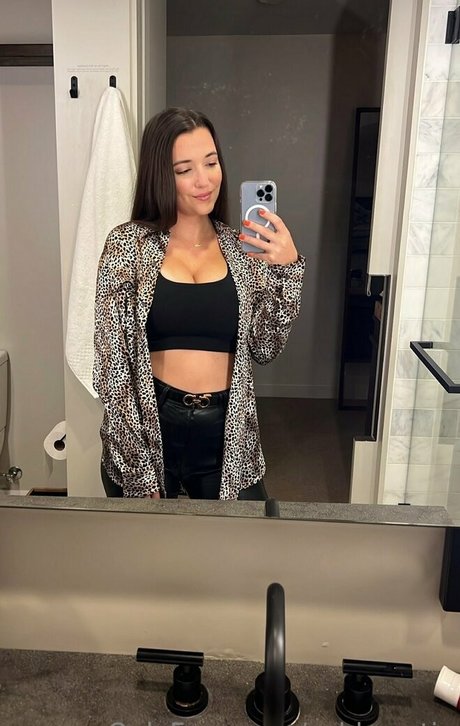 ashh eatin free actress image