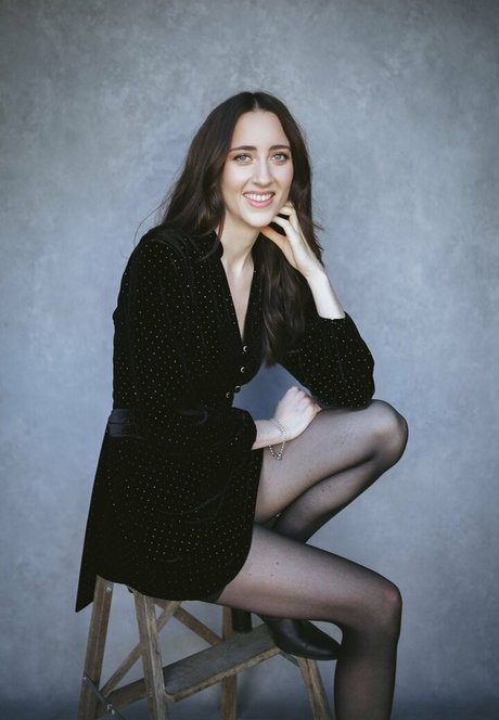 Alice Loxton star erotic image