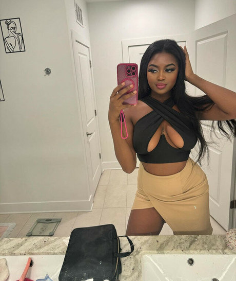 Sheena Marie xxx model photo