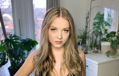 Maya V Henry star porn photos