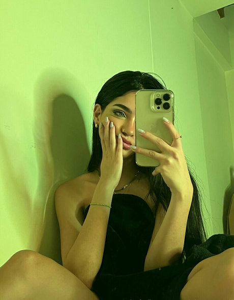 Sharonv21 erotic actress image