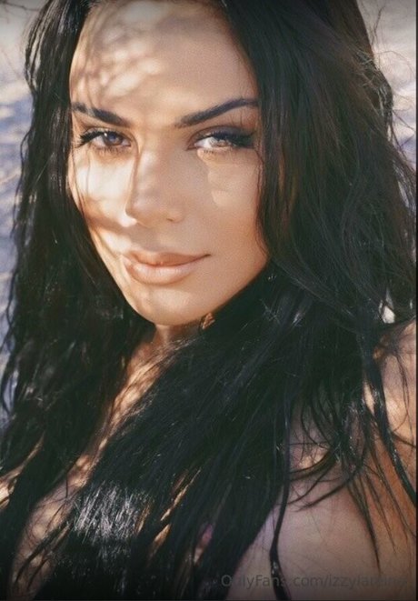 Izzy La Reina model high quality pictures