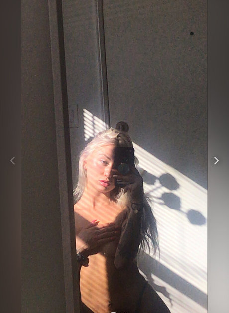 Blondeanime naked pornstar img