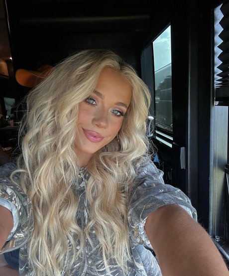 Megan Moroney xxx model picture