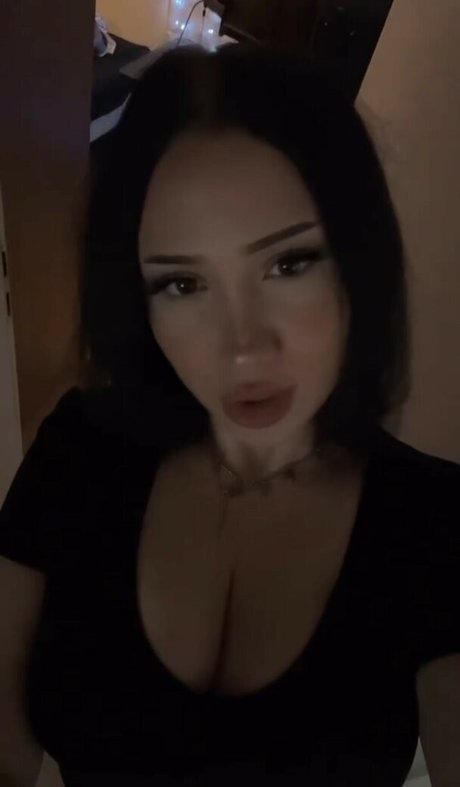 yasilisches adult model pic