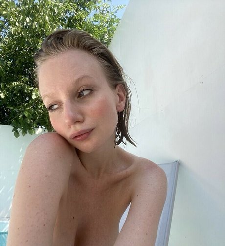 Annie Kinshova star top archive