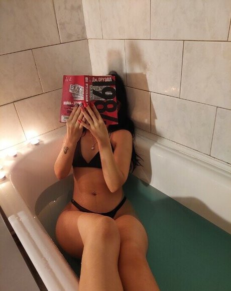 Agnescrosman model art pic