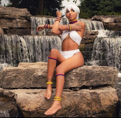 Juliet Cascaii star top pic