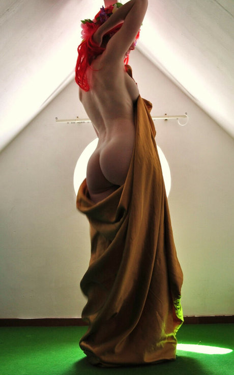 GroovyFlowerGirl hot model archive