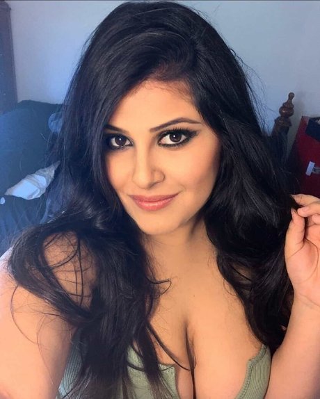 Damini Arora star top pics