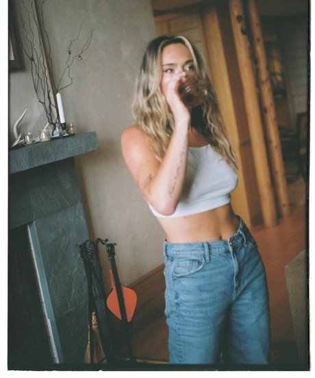 Sophia Scott model adult img