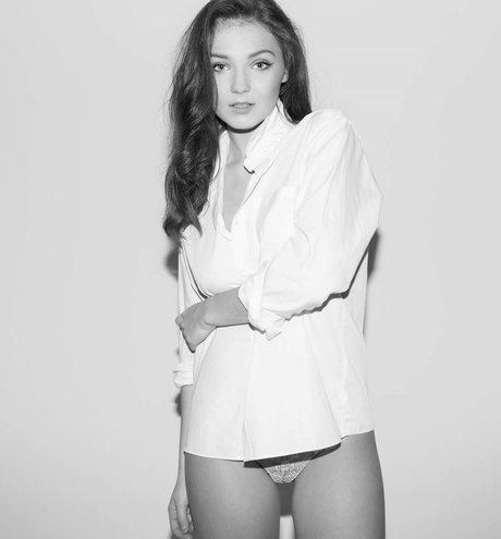 Sophie Wallace model art img