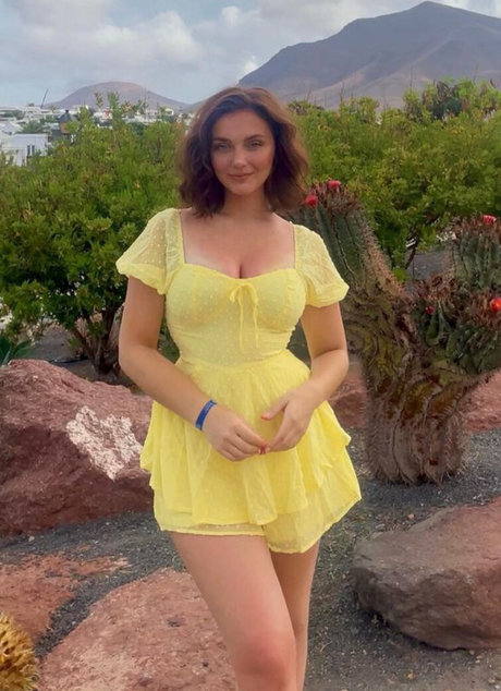 Sophie Wallace erotic model image