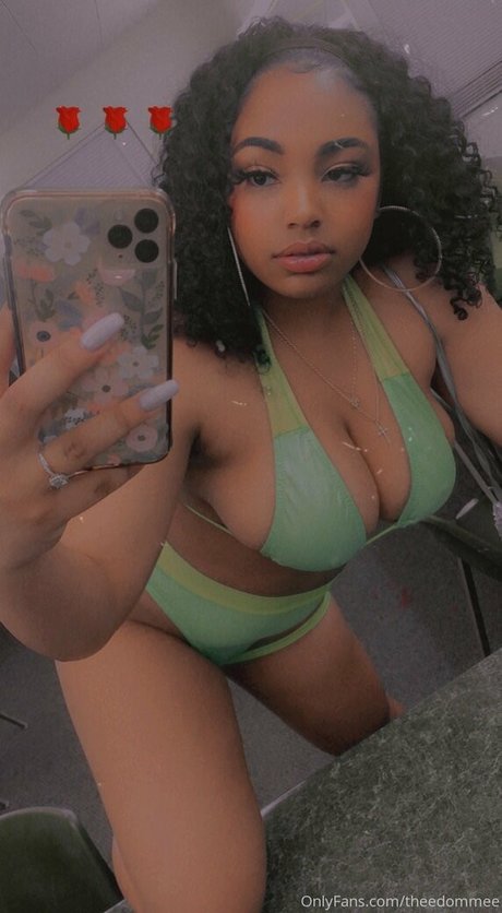 theedommee model nude photo