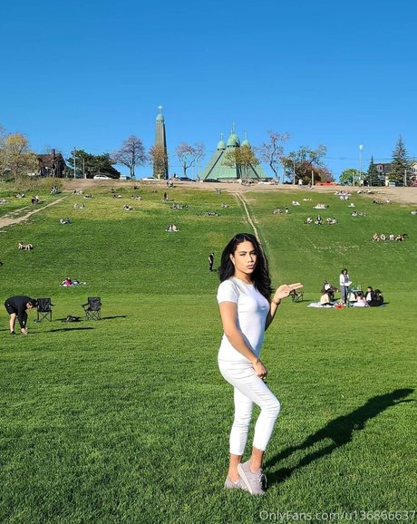 ayavonlee model pics