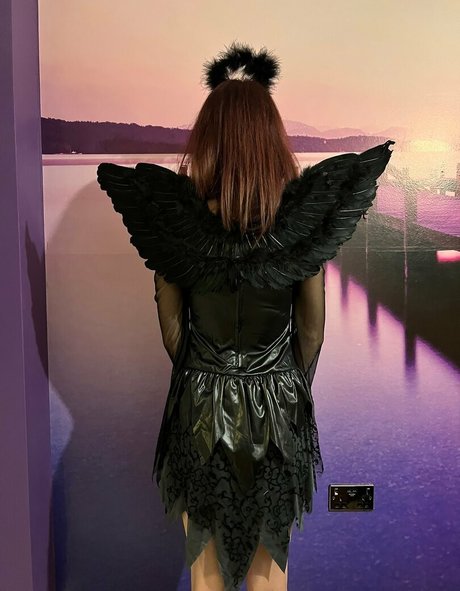 ravenloveslingerie star erotic pic