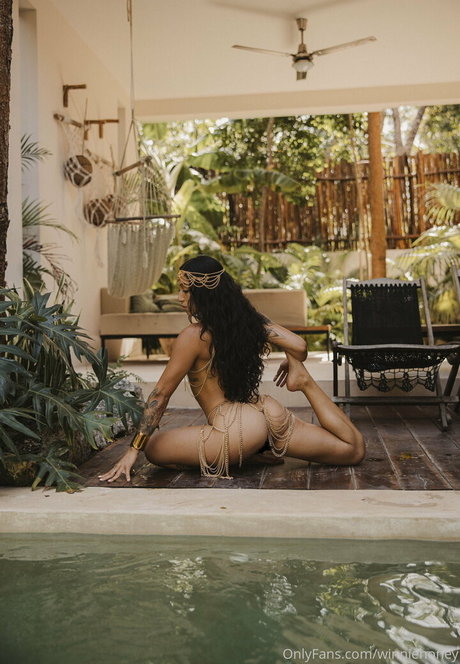 winniehoney naked model pic