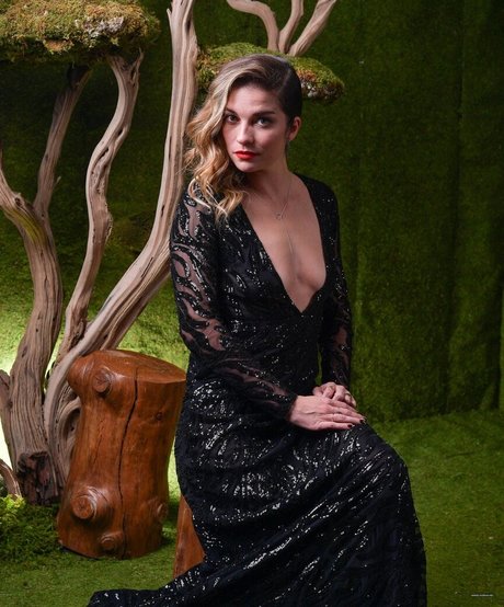 Annie Murphy xxx actress photo