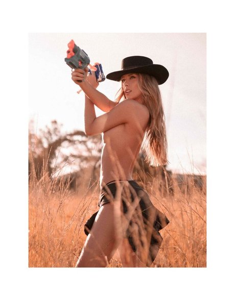 Aura Valderrama model nude archive