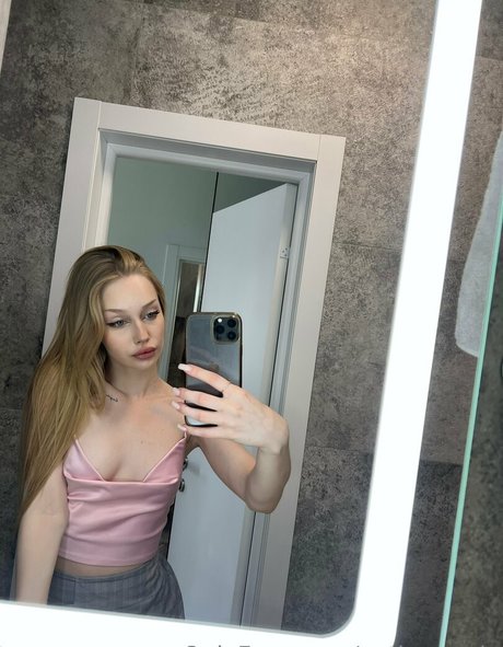 cutie kira beautiful model photo