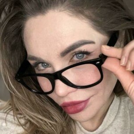 elizabethh1987 adult model picture