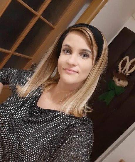 BunnyZuz naked pornstar image