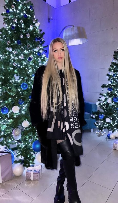 Eva april11 model top img