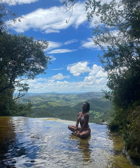 Laryssa Ayres nudes model pics